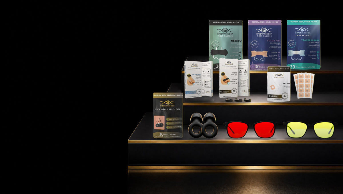 Línea biOptimización: Tiras Nasales negro, color piel y transparente; Dilatador Nasal Magnético negro y transparente; Pack de Stickers Magnéticos; Cinta Bucal; Tapones Menos Ruido; lentes Alpha +Sueño (rojos) y Alpha Clarity+ (amarillos)