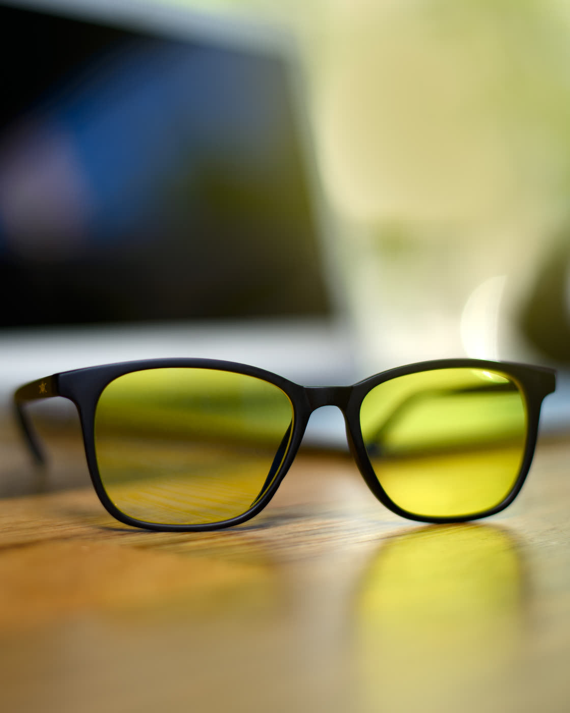 Detalle del lente y la montura de acetato de Alpha Clarity con luz cálida de ventana