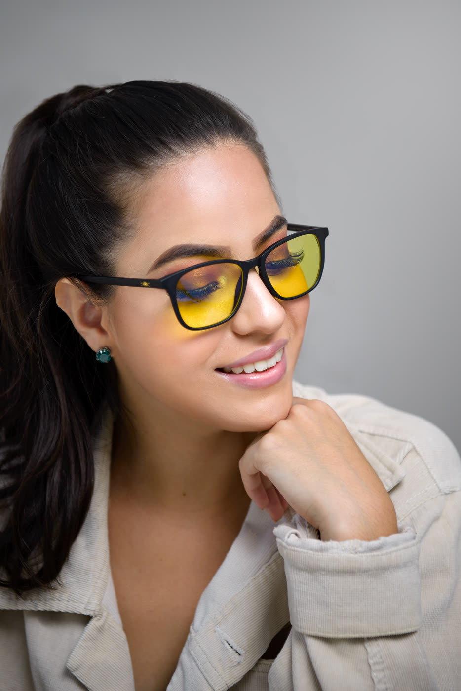 Retrato de una mujer sonriendo con los lentes Alpha Clarity puestos