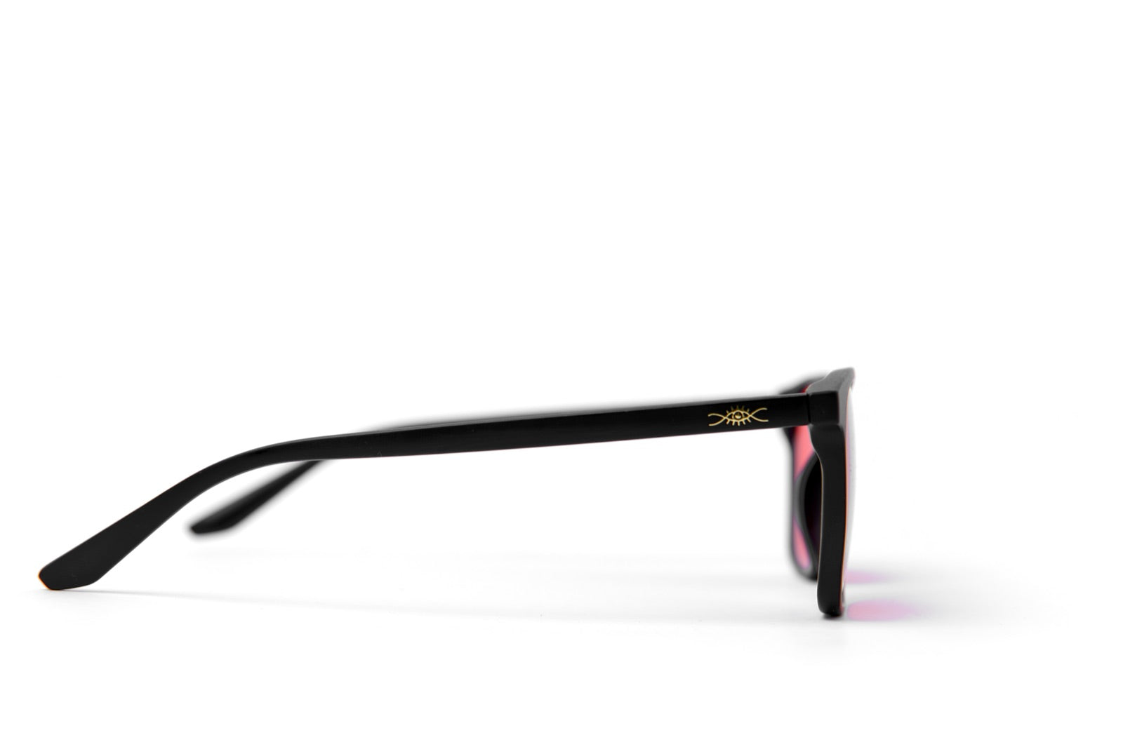Perfil de los lentes Alpha + Sueño: se ve el logo dorado de biOptimización en la varilla, el sello del original