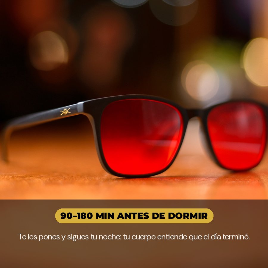 Lentes Alpha + Sueño sobre una mesa de noche con el recordatorio del ritual: usarlos 90 a 180 minutos antes de dormir