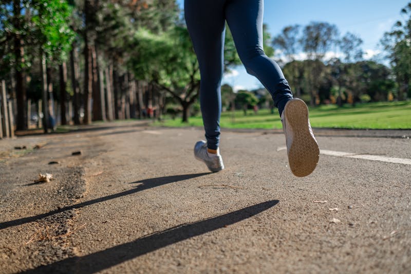 Persona corriendo al aire libre - respiración nasal y ejercicio