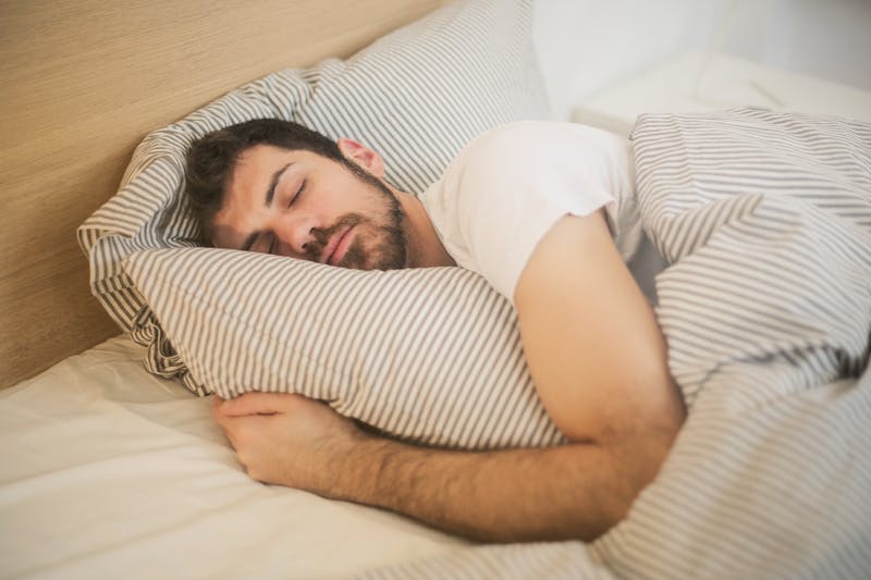 Hombre durmiendo pacíficamente - tiras nasales vs spray descongestionante