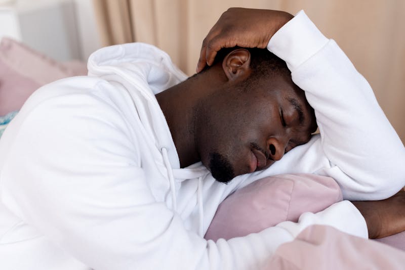 Hombre cansado durmiendo - respiración bucal