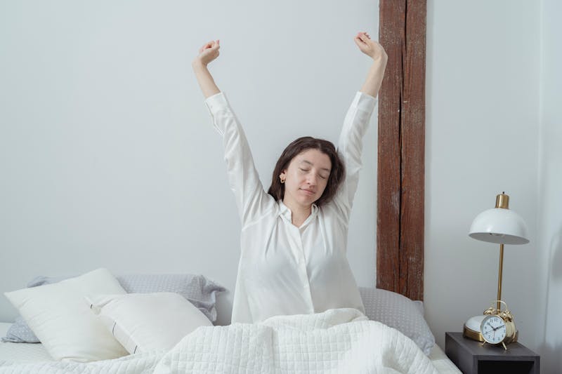 Mujer despertando cansada en la mañana - fatiga matutina