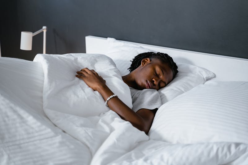Hombre durmiendo en la cama - apnea del sueño