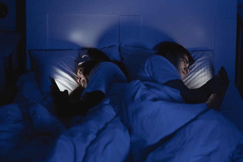 7 errores antes de dormir que arruinan tu sueño