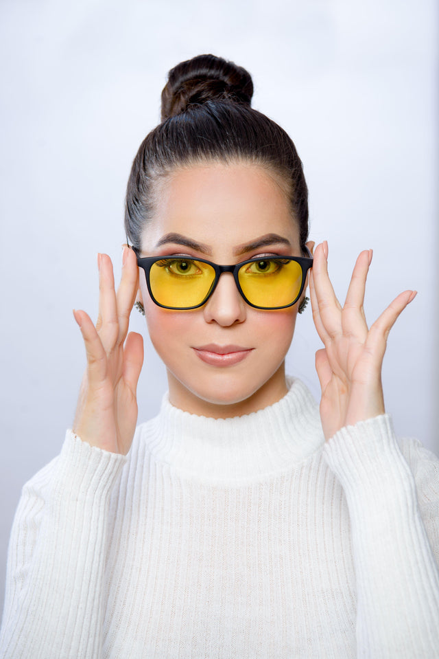 Mujer usando los lentes amarillos Clarity+