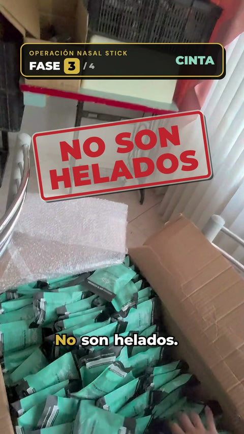 Una caja llena de bolsitas del Nasal Stick