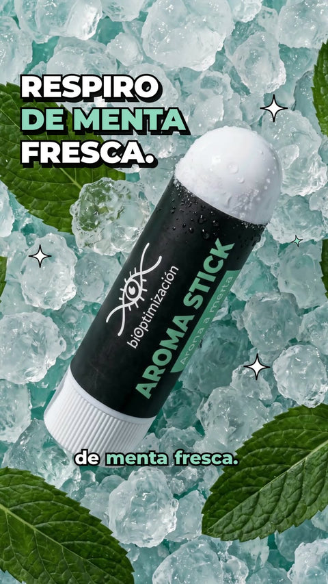 Un tubito del Nasal Stick sobre hielo y hojas de menta