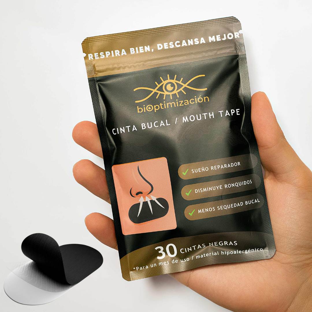 Cinta Bucal biOptimización - Empaque negro 30 cintas - Sueño reparador, disminuye ronquidos, menos sequedad bucal - Mano sosteniendo el producto