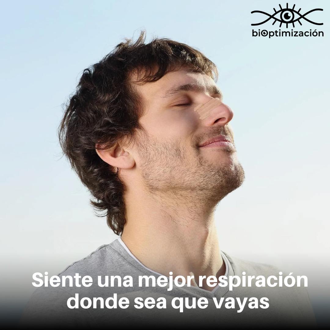 Tiras Nasales biOptimización - Siente una mejor respiración donde sea que vayas - Hombre respirando libremente al aire libre