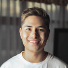 Tiras Nasales biOptimización - Modelo hombre joven sonriente - Retrato lifestyle - Respira bien, vive mejor