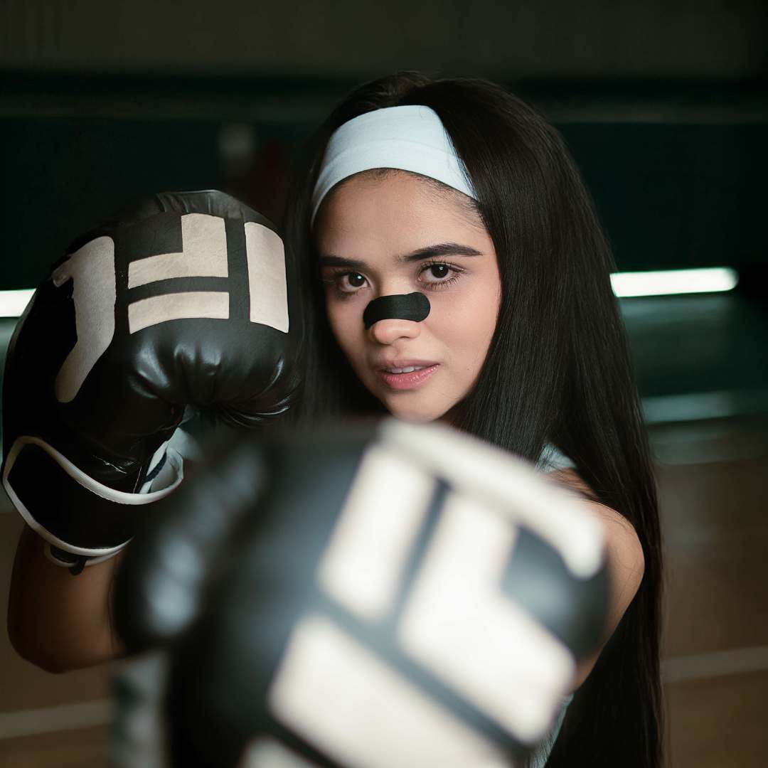 Tiras Nasales biOptimización - Variante Negro - Mujer boxeadora con tira nasal aplicada durante deporte de alta intensidad