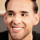 Tiras Nasales biOptimización - Variante Color Piel - Hombre sonriente con tira nasal aplicada - Discreta y natural en la piel