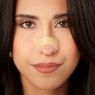 Tiras Nasales biOptimización - Variante Color Piel - Mujer morena con tira nasal aplicada en la nariz - Discreta y natural