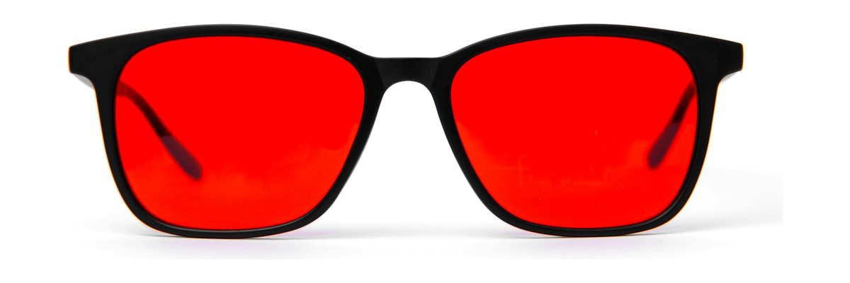 Lentes Alpha +Sueño: el mismo armazón negro con lente rojo, vista de frente