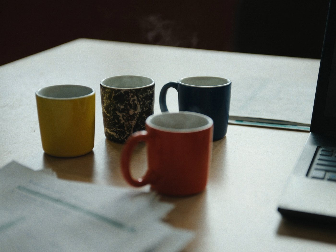 Escritorio con varias tazas de café acumuladas