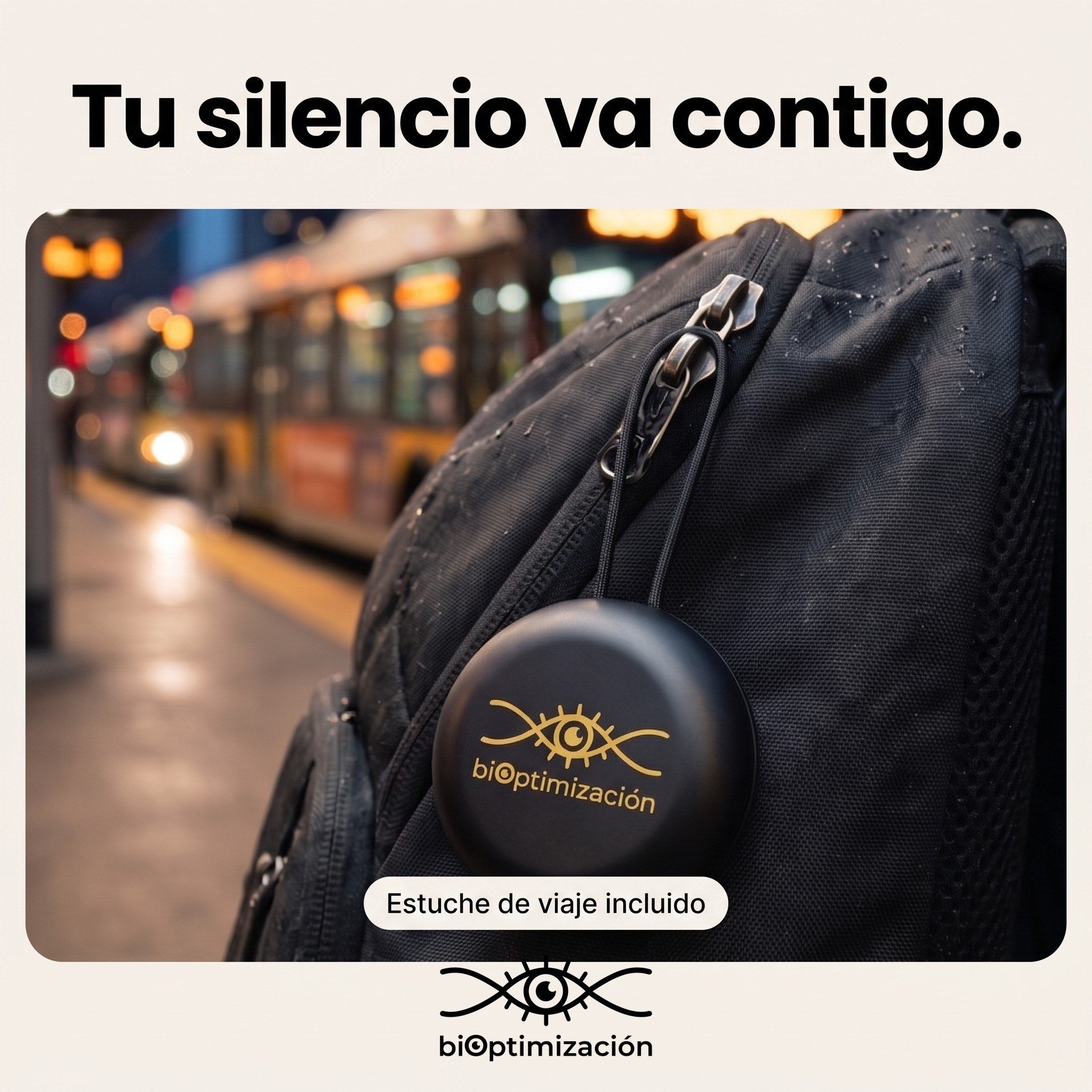 Estuche de viaje con logo dorado colgado de una mochila