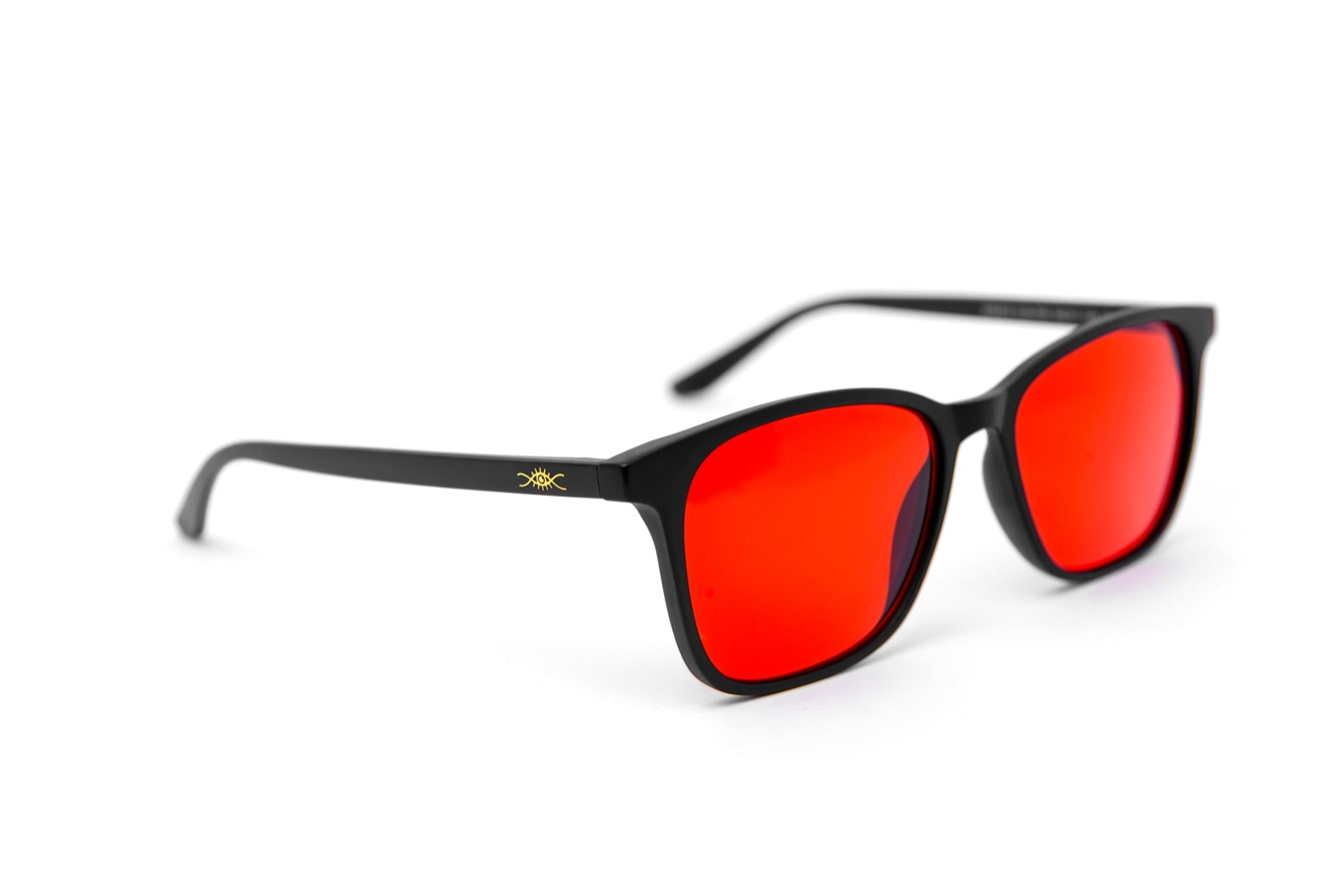 Lentes Alpha + Sueño en tres cuartos sobre fondo blanco, lente rojo y montura negra