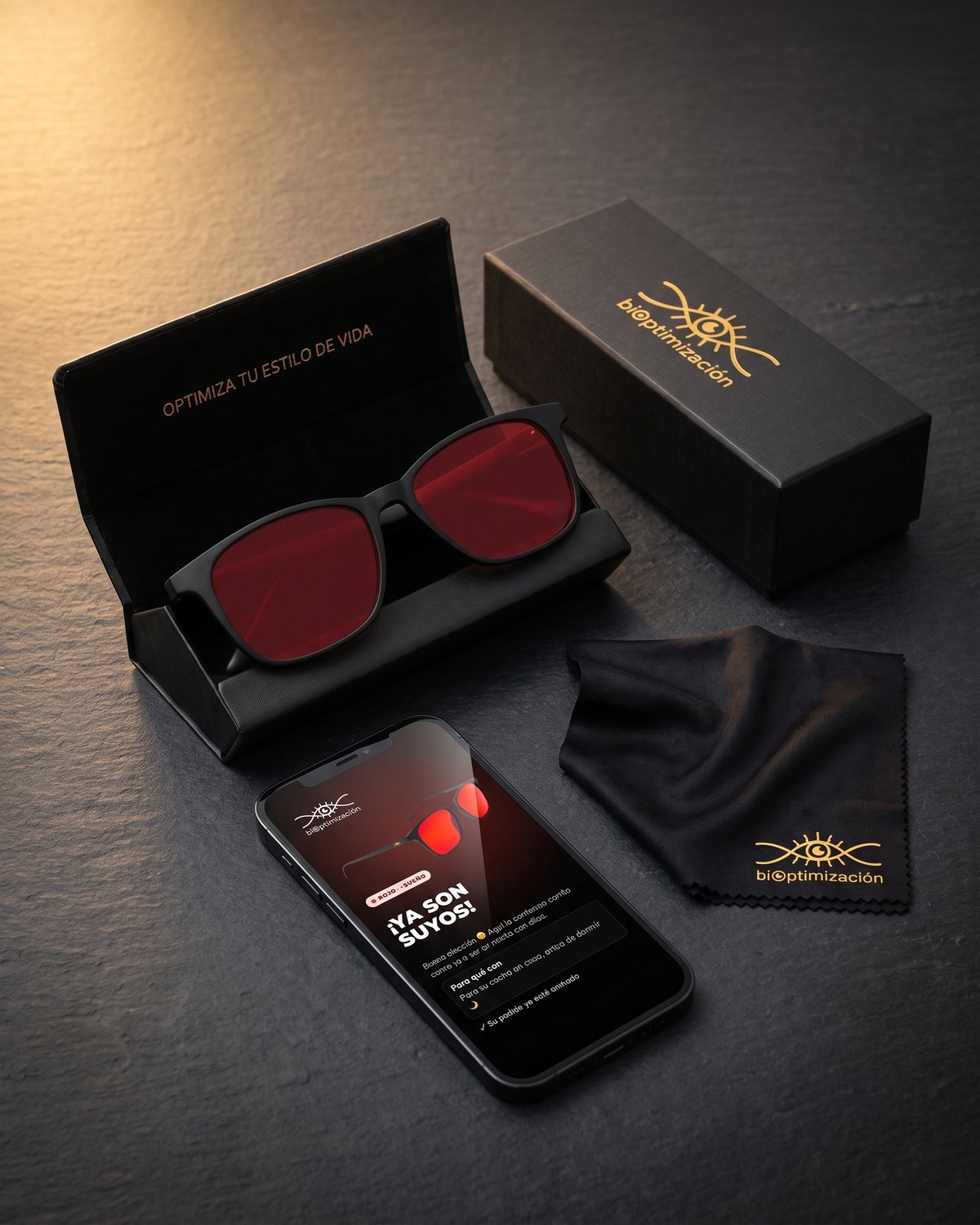Todo lo que llega con los Lentes Alpha +Sueño: los lentes en su estuche rígido, la caja y el paño con logo dorado, y la guía en el celular